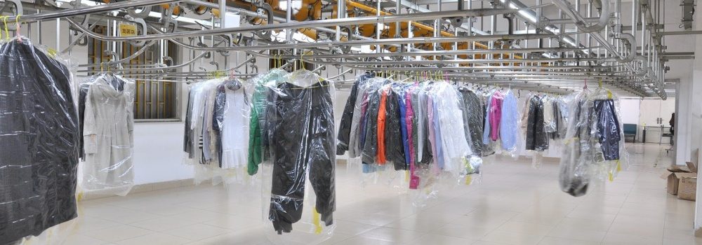 Pressing à Paris que choisir? Vêtements de pressing sur un convoyeur