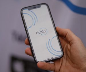 ouverture de l’application Hublo Main tenant un smartphone sur l'application Hublo