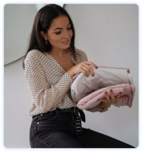 Clientes récupérant son linge de maison à son domicile