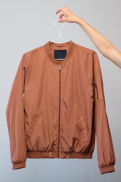Hublo le service de pressing linge en main Veste sur cintre Hublo